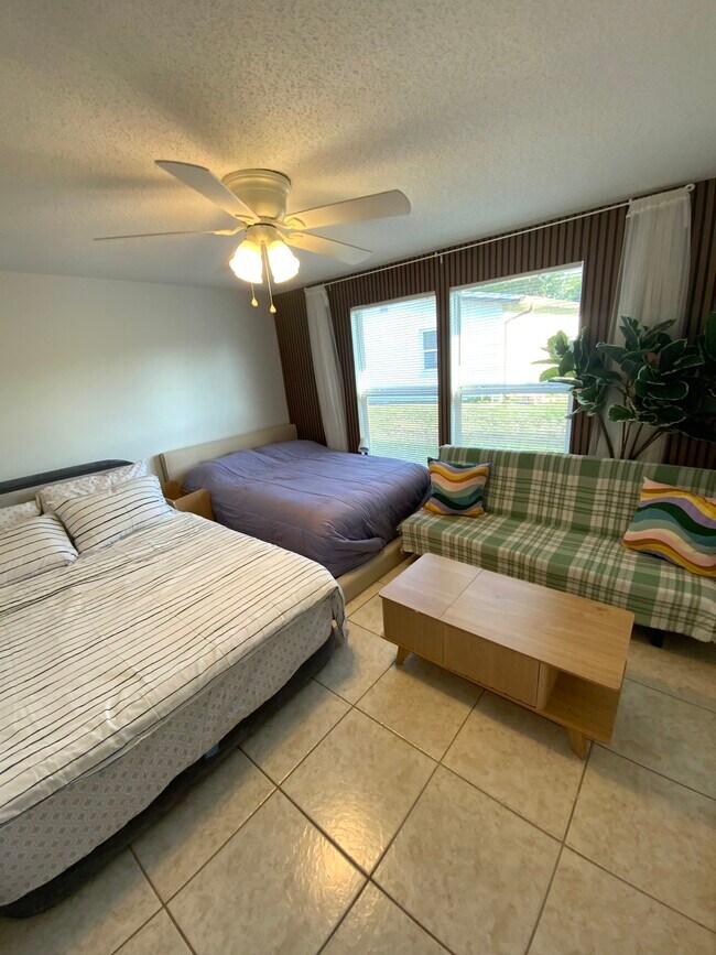 Habitación principal 2x1 con mucho espacio para dormir, se debe solicitar un colchón de aire adicional o un futón. - 2440 Manasota Beach Rd