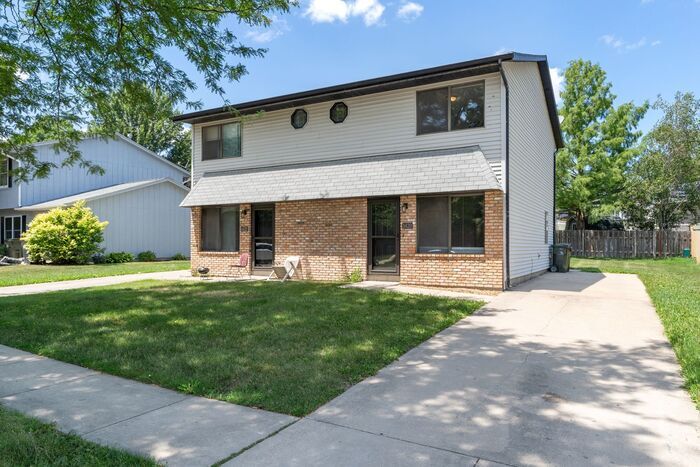 Foto principal - $1,250 | 2 Bedroom, 1.5 Bathroom Duplex | ...