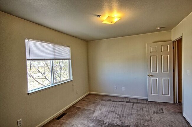 Building Photo - 835 Sunny Ln
