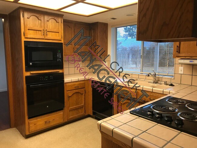 Foto del edificio - 2 Story Home