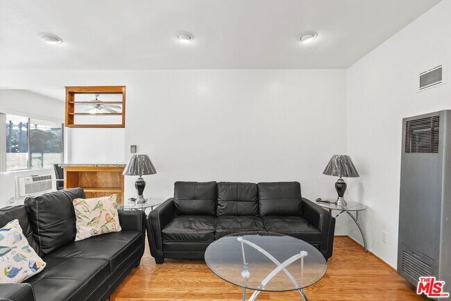 Foto del edificio - 15529 Moorpark St