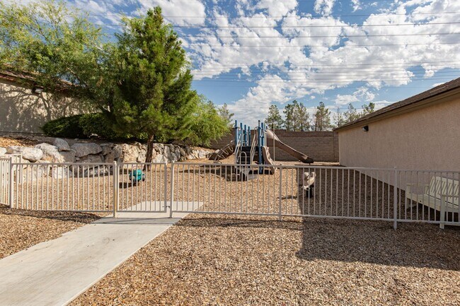 Foto del edificio - First floor unit in gated Summerlin community