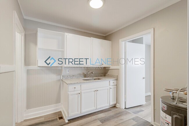 Building Photo - 237 Meadowdale Dr