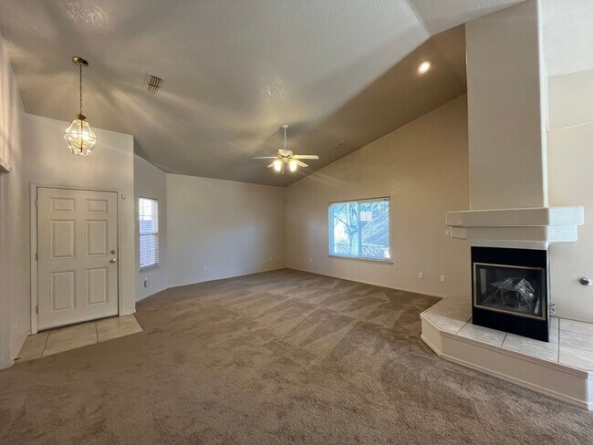 Foto del edificio - Spacious 3 Bedroom 2 Bathroom Home In The NE!