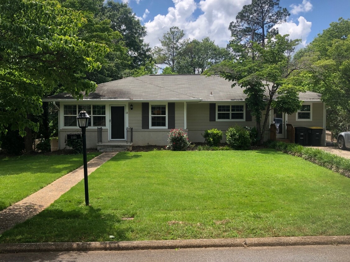 Large yard in quiet neighborhood - 1304 Claire St