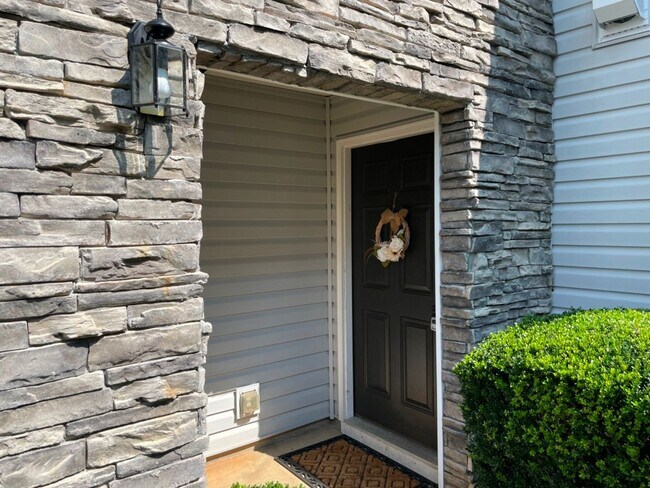 Building Photo - Updated 3BR Home - Woodstock