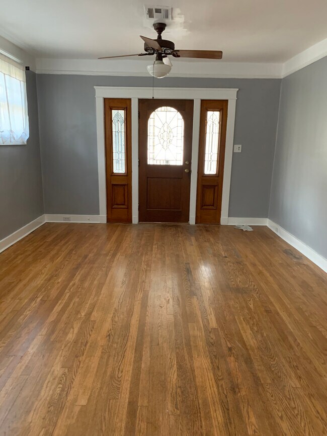 Living Room/dining 13 x 27 - 8016 Belfast St