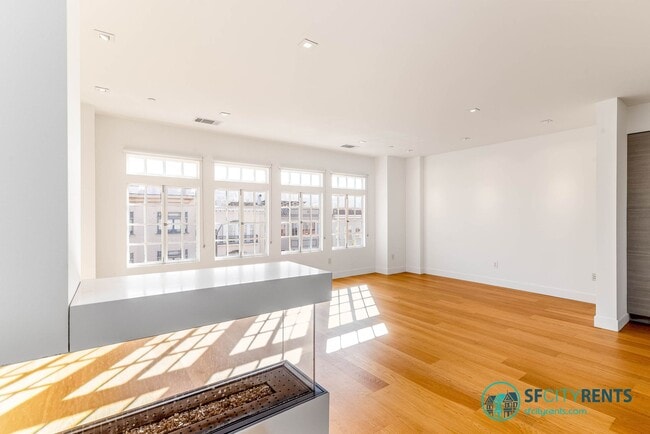 Building Photo - Marina: Remodeled Light-Filled Top-Floor Marina Condo with Private Roof Deck