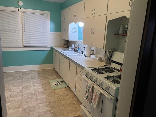 Kitchen - 110 W 10th St