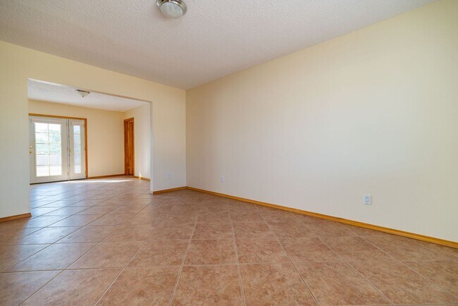 Building Photo - Newly Remodeled Single Level Home Availabl...