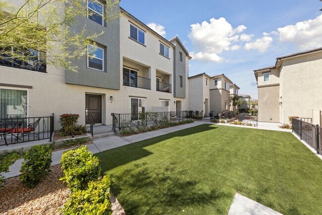 Building Photo - Experience Resort-Style Living - 3BR Townh...