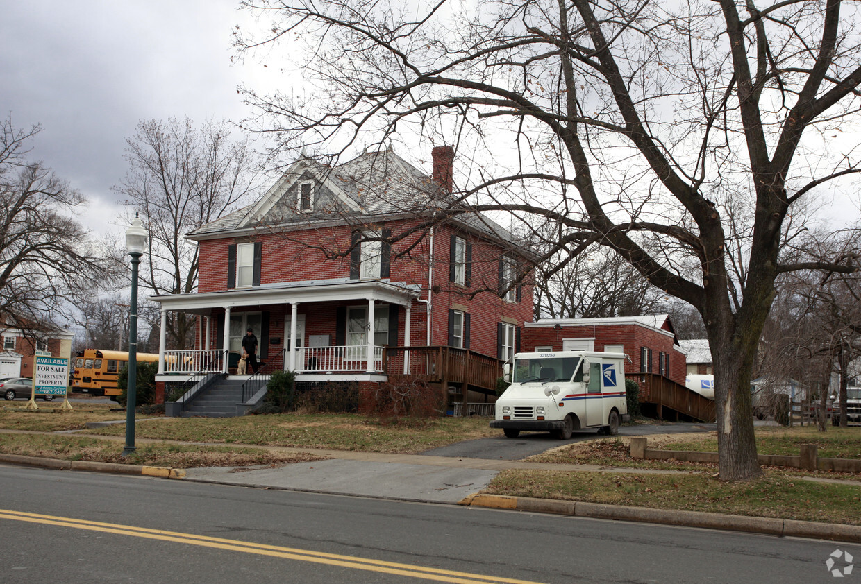 Building Photo - 122 N Royal Ave