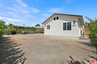 Building Photo - 21007 Saticoy St