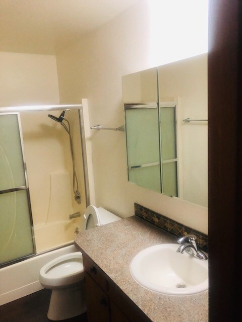 Baño - 4204 SE Boise St