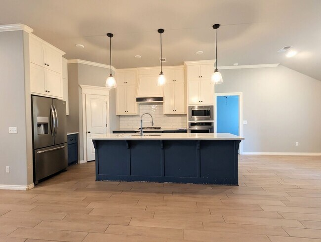 Foto del edificio - Beautiful Edmond Home | Gas Fireplace, Storm Shelter & Fenced Backyard!