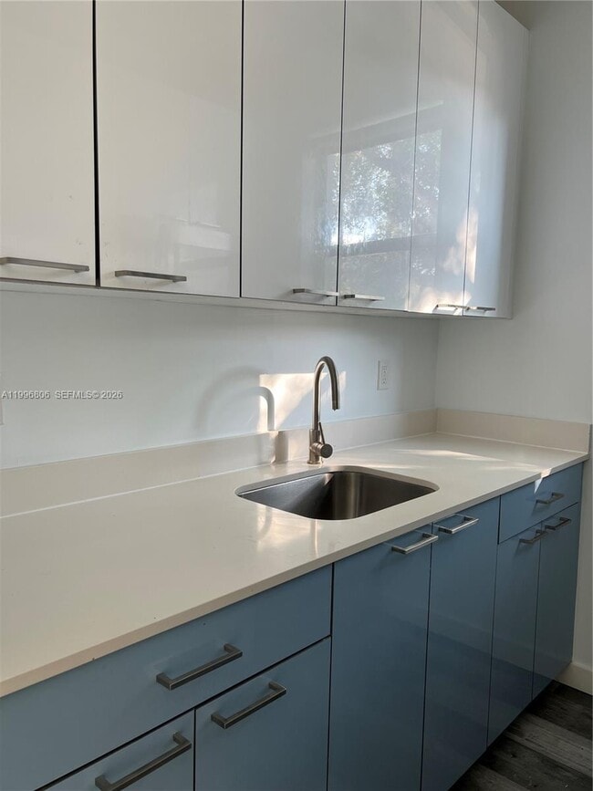 Building Photo - 1818 SW 22nd Ave