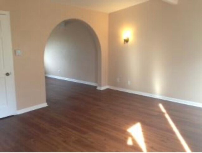 Foto del edificio - Charming 2 Bdrm/1.5 Bath Townhouse in South Hills