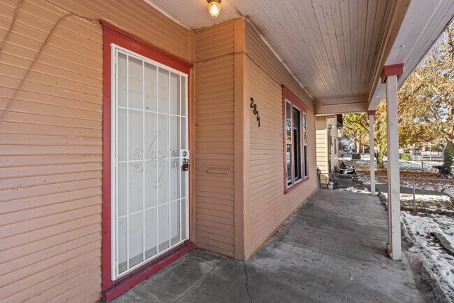 Foto del edificio - HUGE! 3 Bedroom Home with large fenced bac...