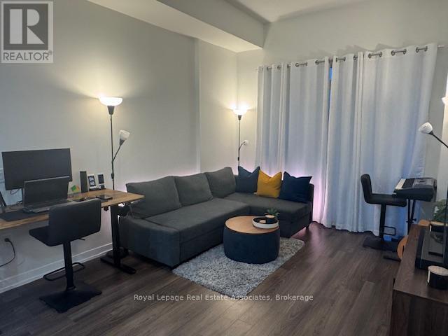 Photo du bâtiment - 2560 Eglinton Ave W