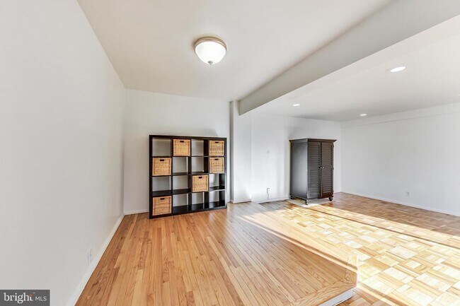 Foto del edificio - 4200 Cathedral Ave NW