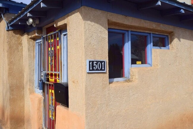 Building Photo - Super cute 1 bedroom Adobe