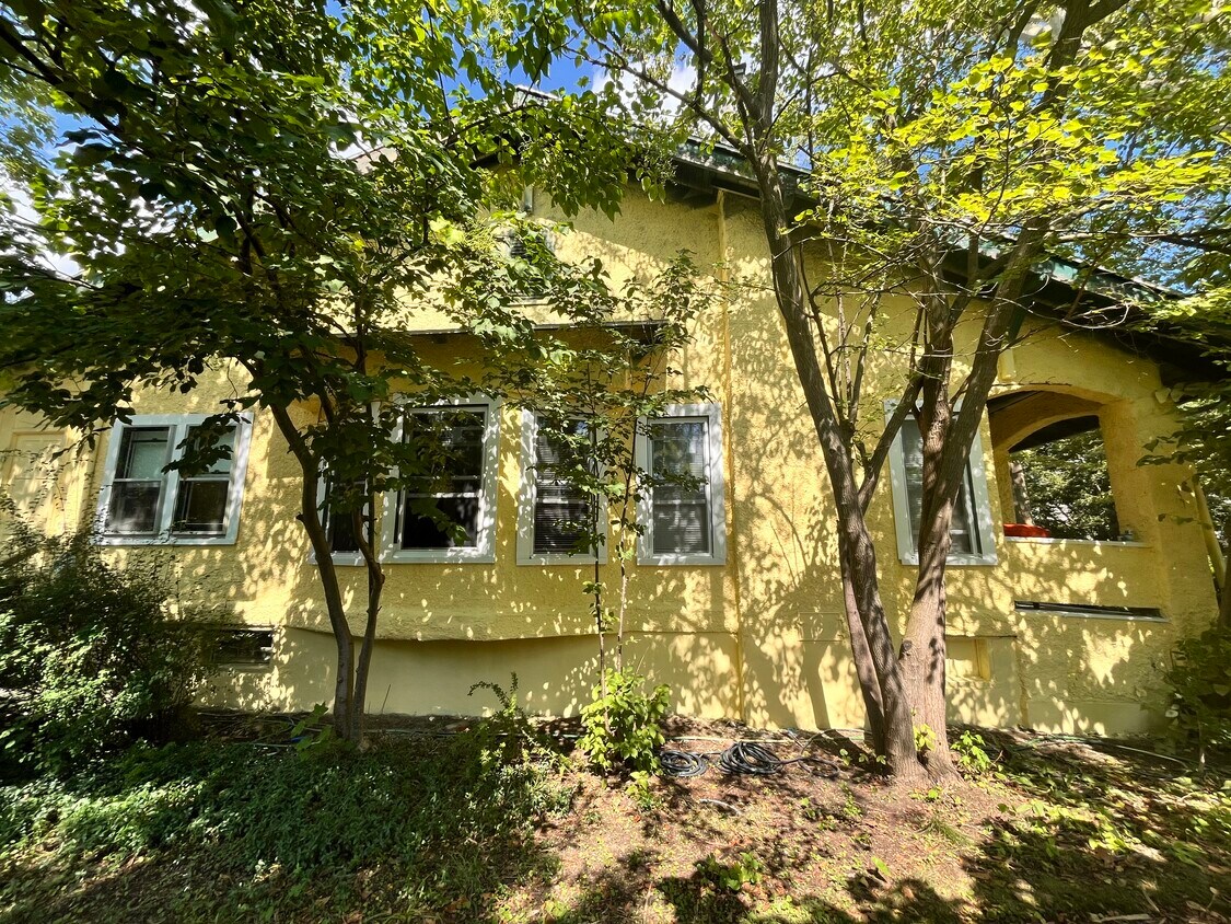 Primary Photo - 204 W Yates St