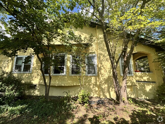 Building Photo - 204 W Yates St