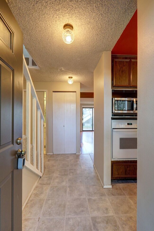 Building Photo - Very Nice 2 Bedroom Kent Valley Townhome, Great Location!