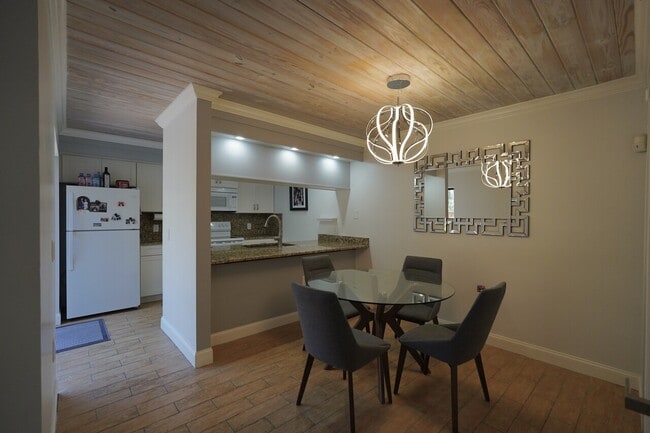 Building Photo - 3030 SW Sunset Trace Cir