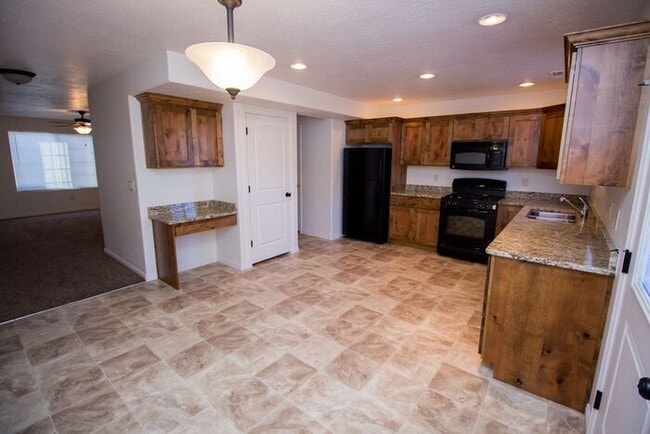 Building Photo - 3 bed, 2.5 bath town house