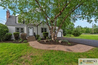 Building Photo - 16 Lakeside Dr S