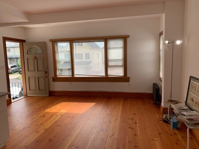 Building Photo - 334 Mosel Ave