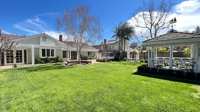 Building Photo - Stunning Single Story 3 Bed plus Den 2.5 B...