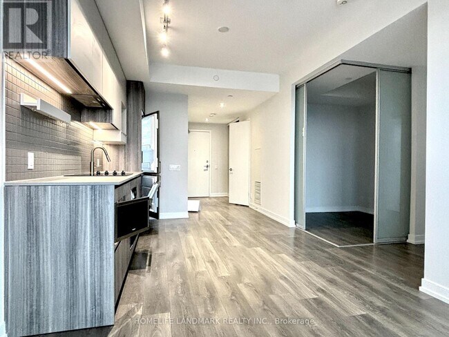 Photo du bâtiment - 898 Portage Pkwy