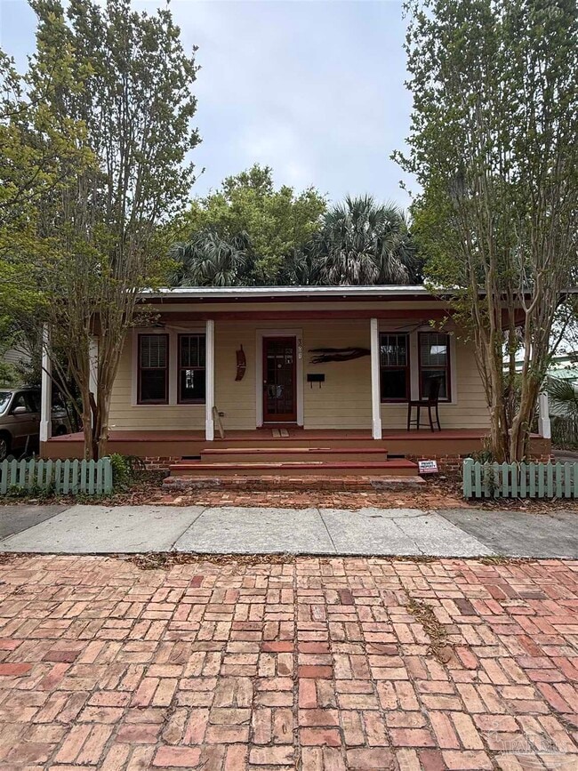 Building Photo - 307 E La Rua St