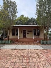 Building Photo - 307 E La Rua St