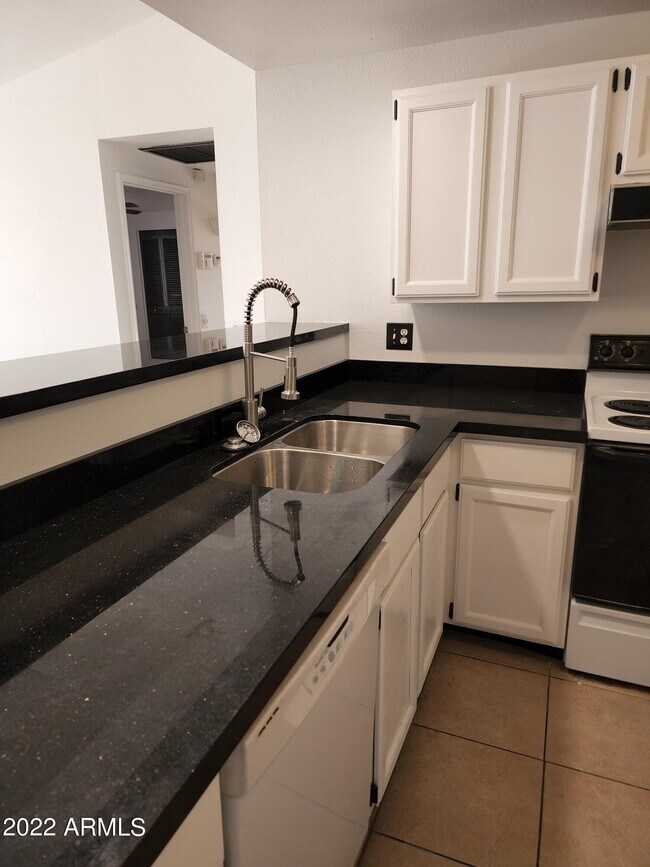 Building Photo - 2124 N College Ct