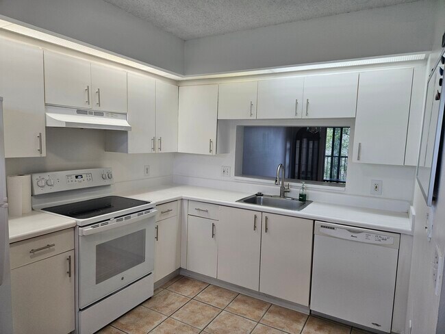 Building Photo - 550 SW 137th Ave