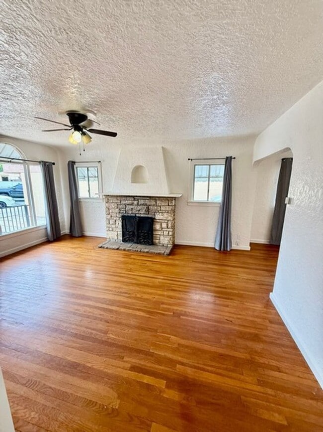 Foto del edificio - Charming 2 bedroom house with a yard