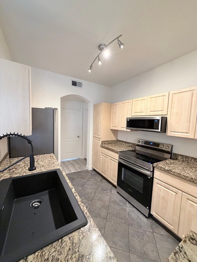 Foto del edificio - 1411 E Orangewood Ave