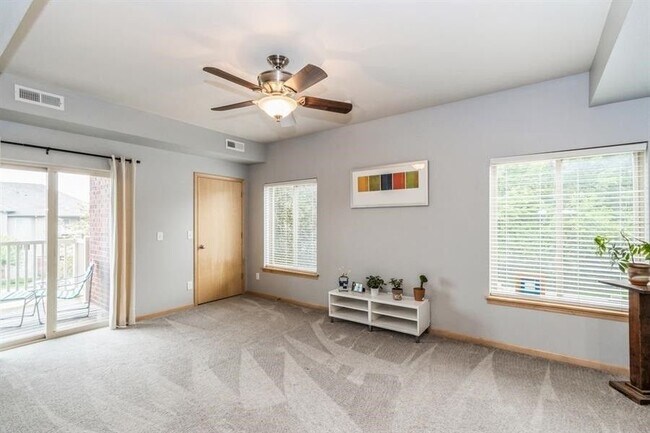 Living Room - 420 N 1st Ave