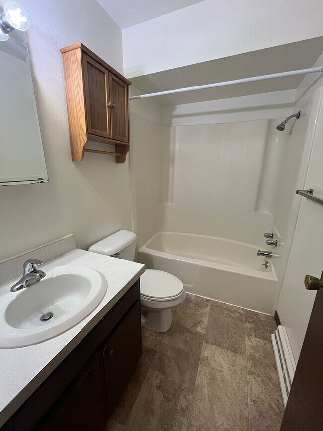 Foto del edificio - 2-Bedroom Single Family Duplex Available for Rent in Goshen's Colonial Farms Subdivision