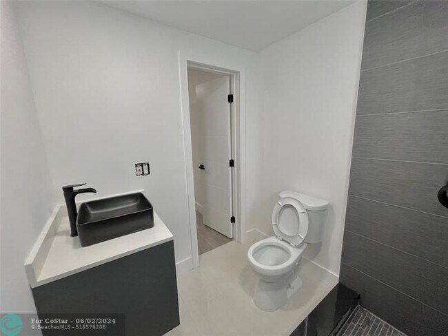 Foto del edificio - 1705 Rodman St