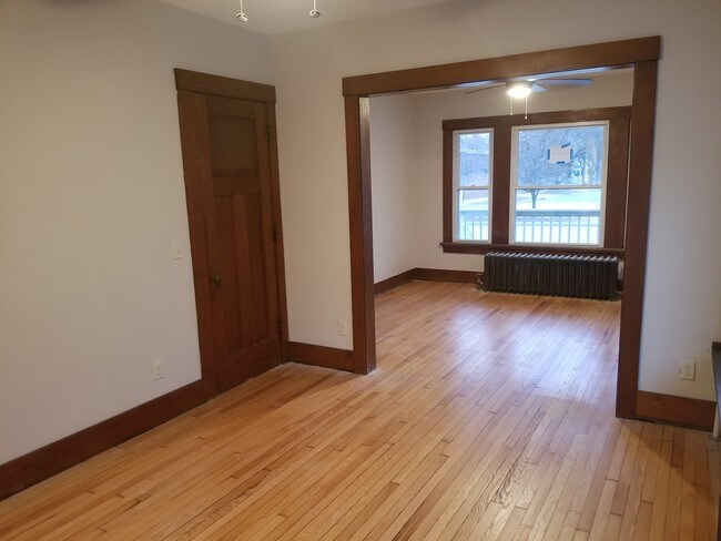 Comedor / Sala de estar - 2045 E Washington Ave