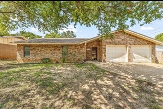 Building Photo - 260 Davis Ave