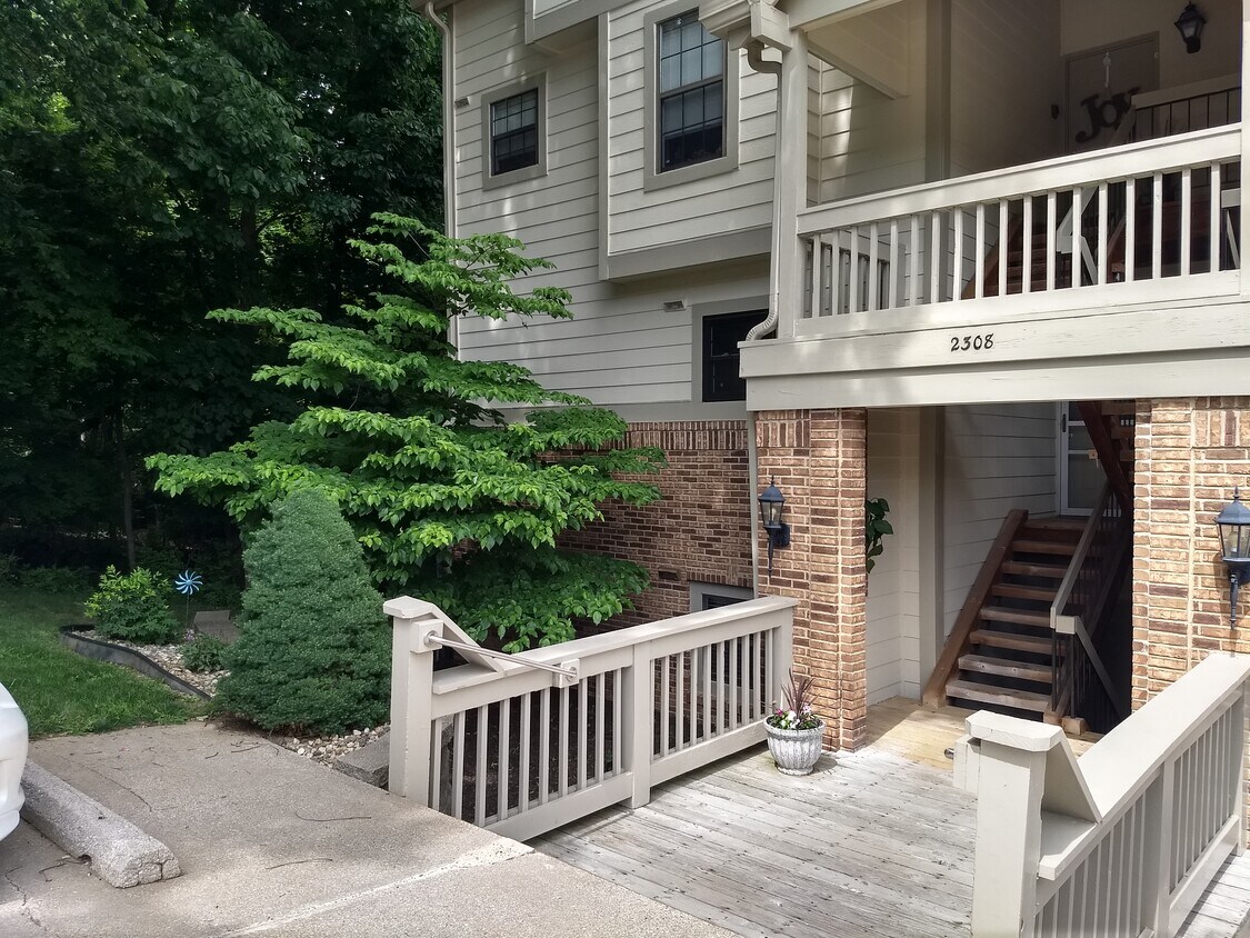 Entrance from parking space - 2308 Yellowstone Park Ct