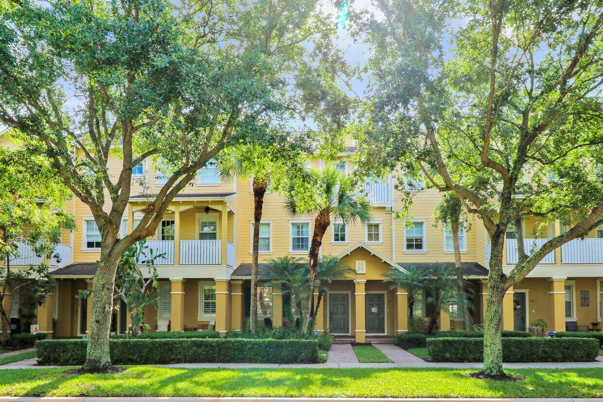 Primary Photo - 123 E Thatch Palm Cir