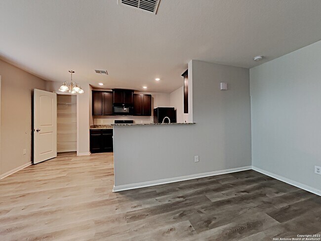 Foto del edificio - 3230 Begonia Bend