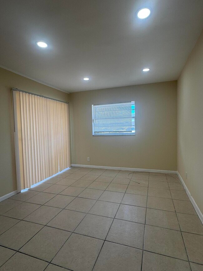 Building Photo - 1324 Gateway Dr