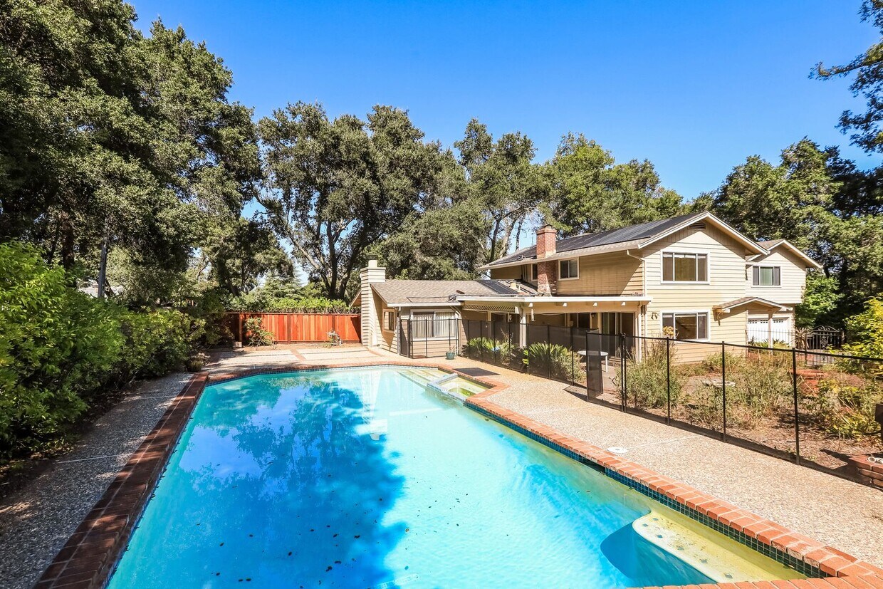Foto principal - Amazing 4 Bedrooms 2 full bathrooms and 2 ...